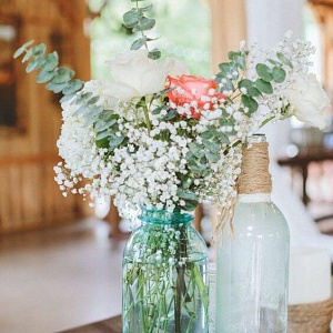 Цветочная композиция на стол гостей для свадьбы в голубых тонах