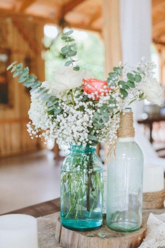 Цветочная композиция на стол гостей для свадьбы в голубых тонах