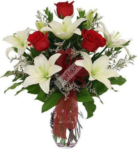 Новогодний букет из красных роз и белых лилии