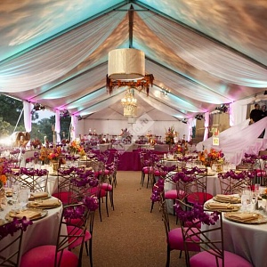 Оформление зала свадьбы в розовом цвете с украшением стульев живыми цветами