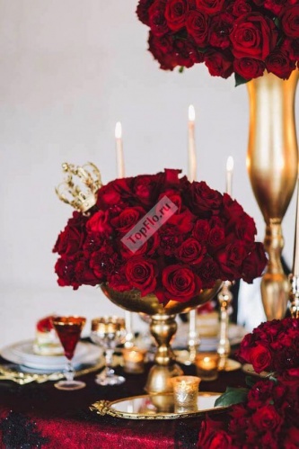 Цветочные композиции на столы гостей из красных роз
