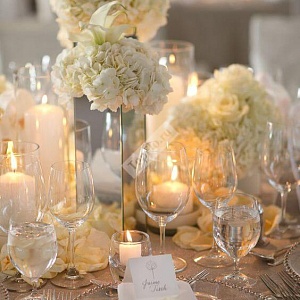 Белое цветочное украшение стола гостей