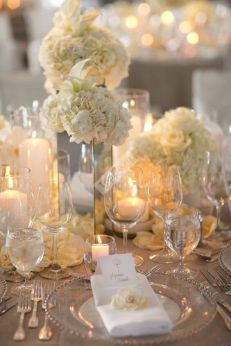 Белое цветочное украшение стола гостей