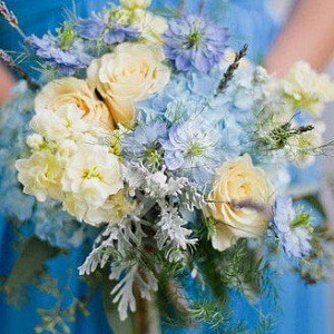 Букет невесты из розы и маттиолы в стиле рустик