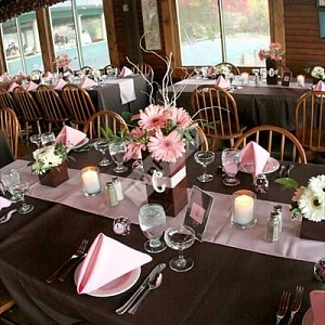 Оформление свадьбы в коричневом цвете с розовыми элементами