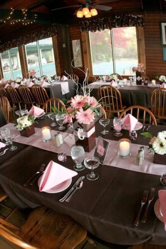 Оформление свадьбы в коричневом цвете с розовыми элементами