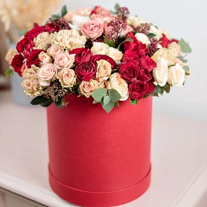 Кустовые розы с эвкалиптом в шляпной коробке