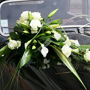 Украшение автомобиля с белыми розами и белыми каллами