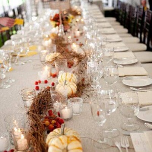 Украшение стола для осенней свадьбы в бежевом цвете