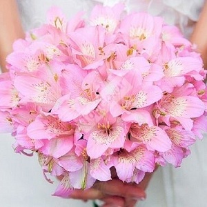 Букет невесты из розовых альстромерий