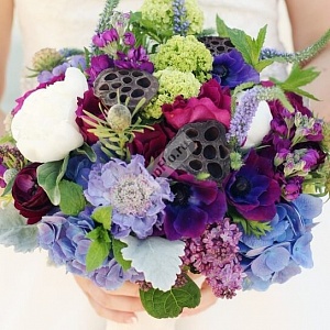 Букет невесты из гортензии и скабиозы с цветами сафари