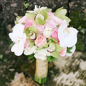 Букет невесты с розами и орхидеями