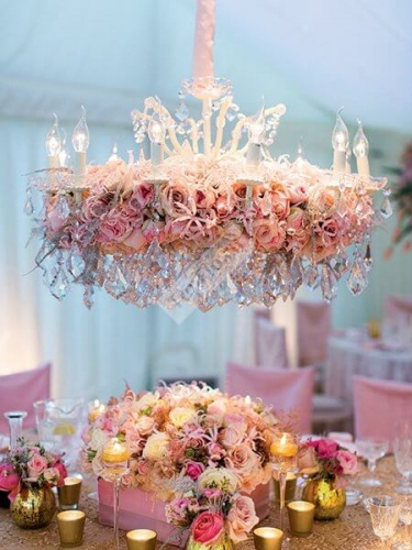 Украшение стола и светильника розовыми цветами