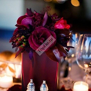 Цветочная композиция на стол гостей в глубоком бордовом цвете