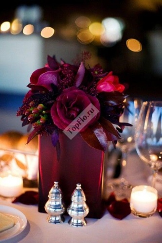 Цветочная композиция на стол гостей в глубоком бордовом цвете
