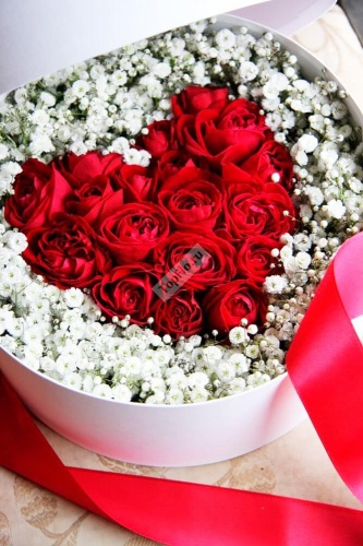 Шляпная коробка сердце с красными розами