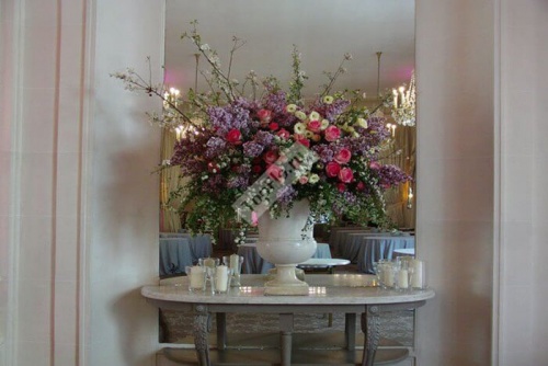 Декор ресторана цветочными композициями в кашпо