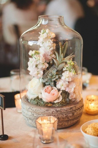 Цветочная композиция на стол гостей для персиковой свадьбы