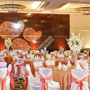Оформление зала свадьбы в персиковом цвете