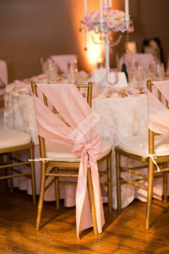 Оформление стула бантом персикового розового оттенка