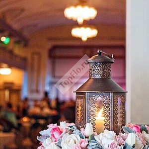 Декоративный фонарь с цветочным венком в розовых тонах