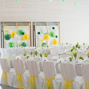 Оформление зала свадьбы с жёлтыми и зелеными акцентами