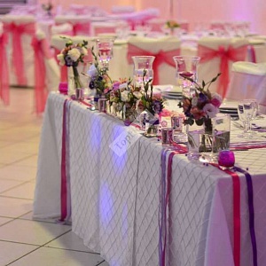 Оформление зала свадьбы в малиновых и лиловых тонах