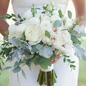 Букет невесты из роз лютиков и лизиантусов с раскидистой зеленью