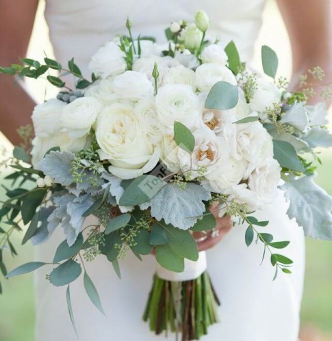 Букет невесты из роз лютиков и лизиантусов с раскидистой зеленью