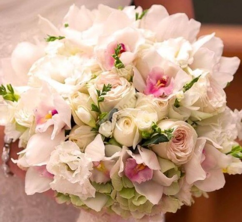 Букет невесты из розы орхидеи фрезий и лизиантуса