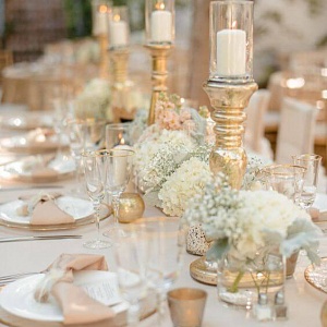 Украшение стола гостей в золотом цвете со свечами