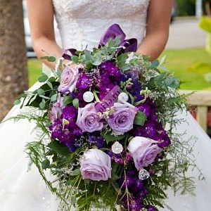 Каскадный букет невесты из роз и маттиолы