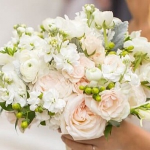 Букет невесты из двух видов роз и маттиолы