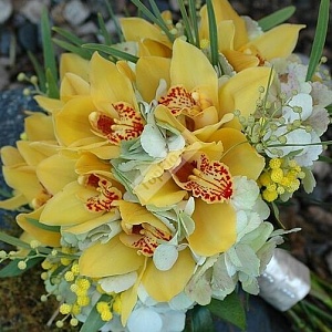 Букет невесты с гортензией орхидеей и мимозой