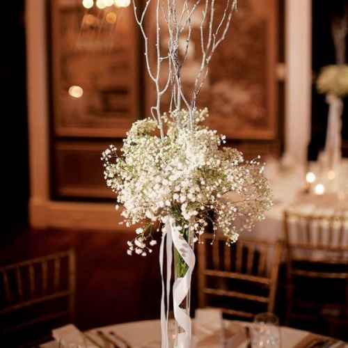 Цветочная композиция на стол гостей для белой свадьбы