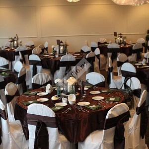 Оформление зала свадьбы в коричневых и белых тонах
