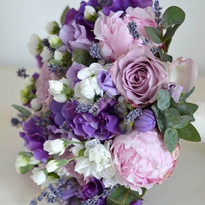 Сиреневый букет невесты с пионами розами фрезией и лавандой
