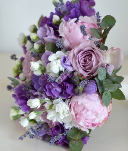 Сиреневый букет невесты с пионами розами фрезией и лавандой