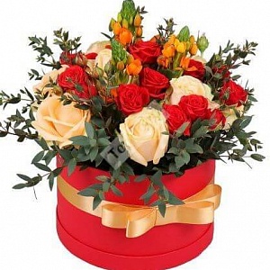 Цветочная композиция из кремовых и красных роз