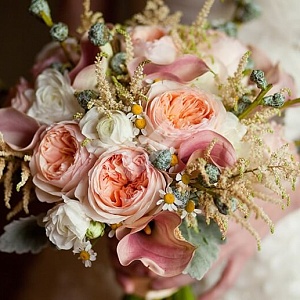 Букет невесты из роз остина и лютиков с астильбе и ромашкой