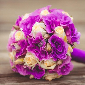 Букет невесты фиолетовый с эустомой