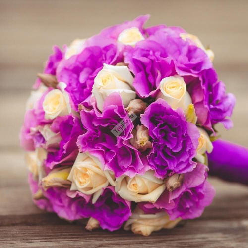 Букет невесты фиолетовый с эустомой