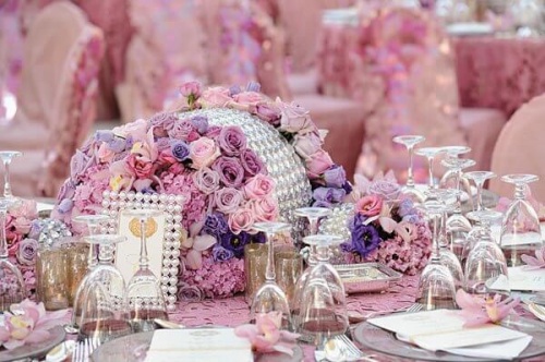 Цветочная композиция на стол гостей в розово сиреневых тонах