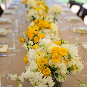 Украшение стола гостей жёлтыми цветами