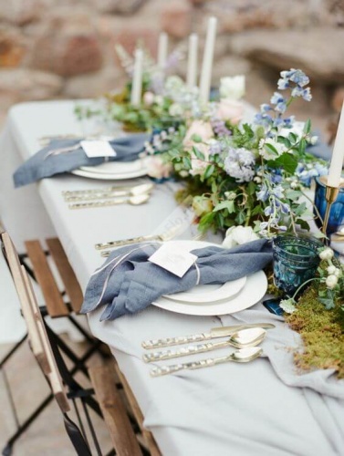 Оформление стола в нежно голубом цвете