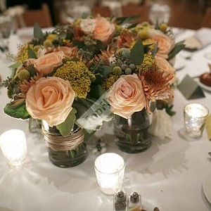Цветочная композиция на стол гостей с персиковыми розами