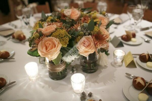 Цветочная композиция на стол гостей с персиковыми розами
