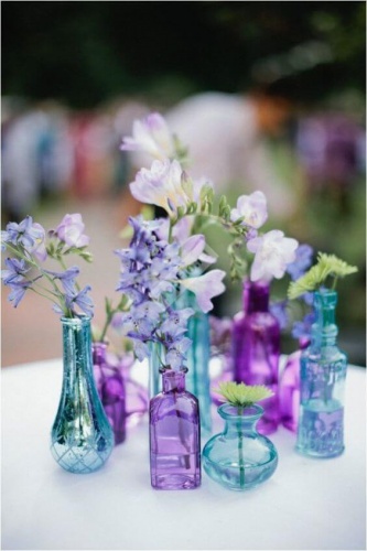 Цветы на столы гостей в разноцветных бутылочках
