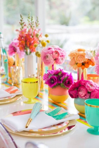 Яркие композиции на столы гостей для свадьбы в малиновом цвете