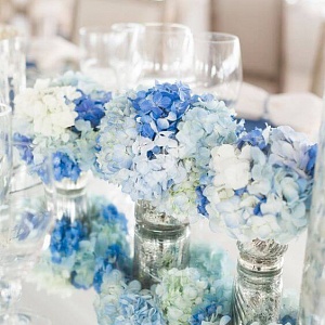 Миниатюрные композиции на столы гостей в голубом цвете